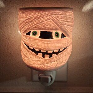 Scentsy Under Wraps Halloween Mummy Plug-In Wax Warmer With Box & Bulb *RETIRED*